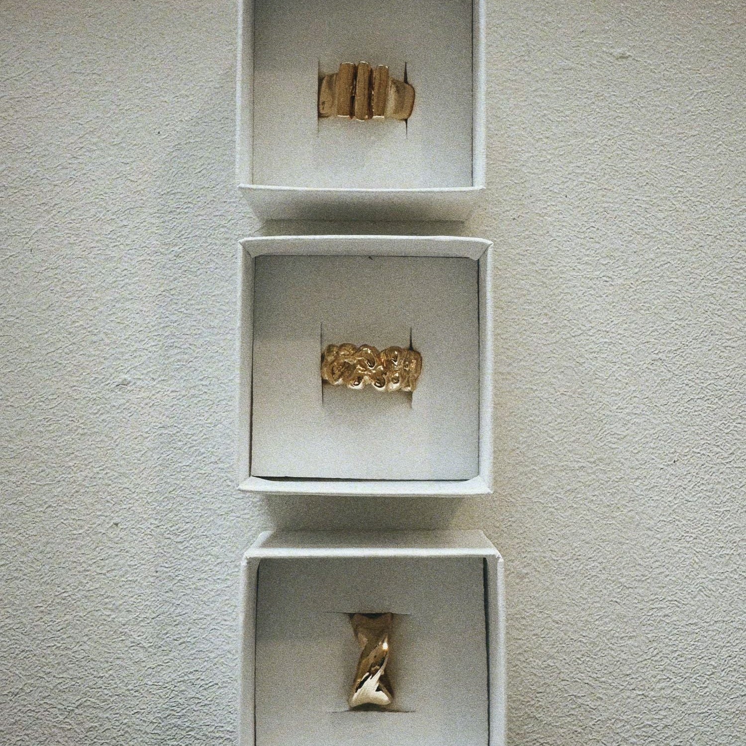 Drei vergoldete Ringe aus dem Molokai Wax Carving Workshop in Schmuckschachteln