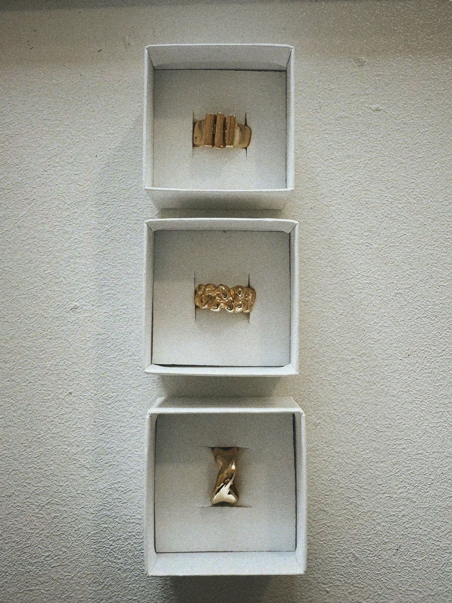 Drei vergoldete Ringe aus dem Molokai Wax Carving Workshop in Schmuckschachteln